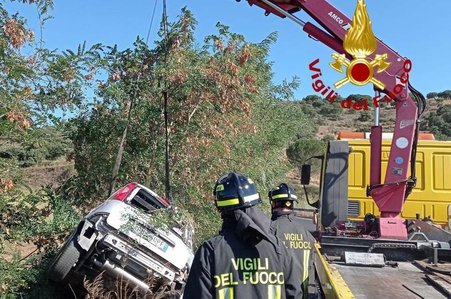 Nuoro, auto esce fuori strada e finisce in una scarpata