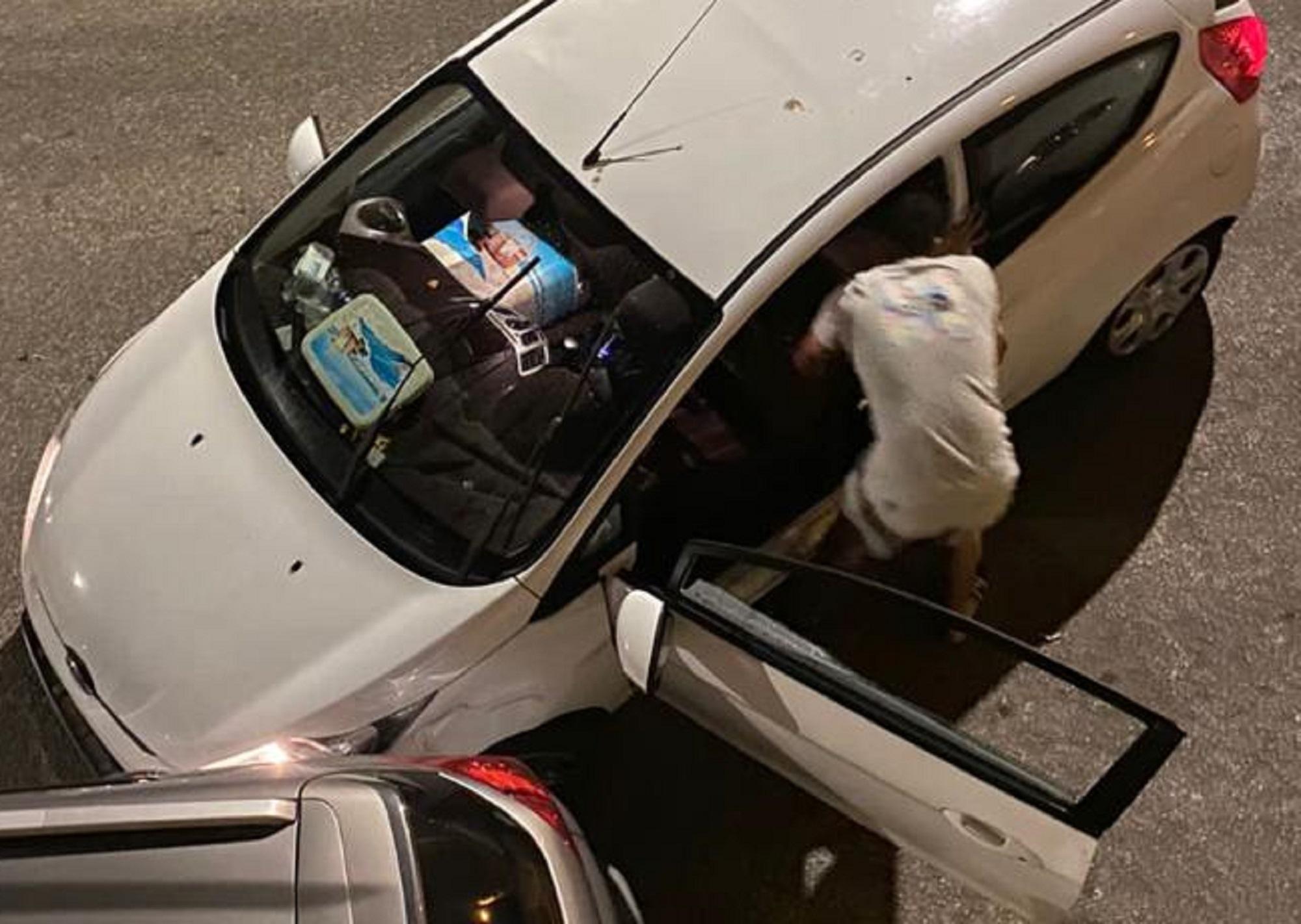 Uno dei giovani prima di scappare dopo l'incidente