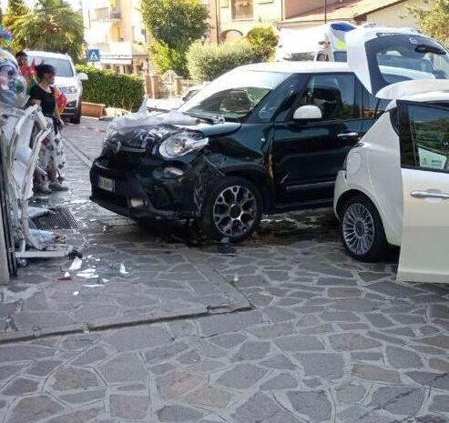 Maranello, con l’auto finisce dentro a una vetrina 