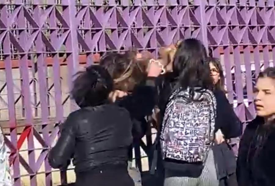 Rissa davanti a scuola a Sassari, una delle minorenni fugge dalla comunità