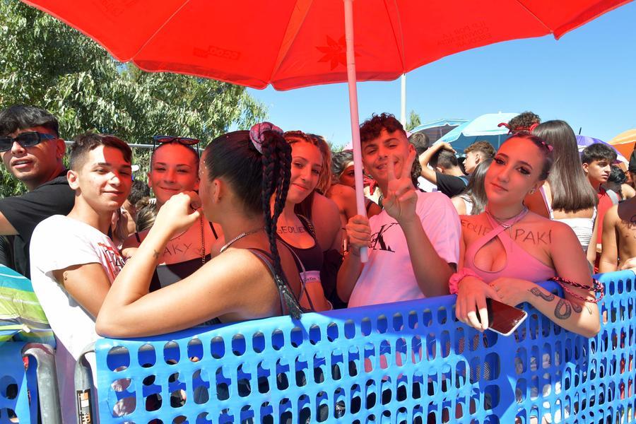 Un’ondata di giovanissimi sotto il sole per il Red Valley di Olbia