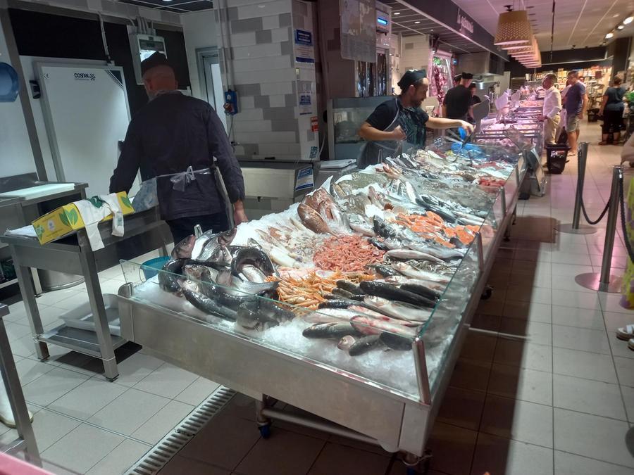 
	Il bancone del pesce in un supermercato cittadino

