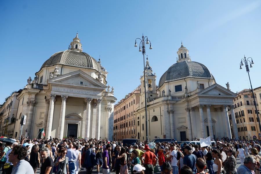 Michela Murgia, migliaia ai funerali tra lacrime e applausi