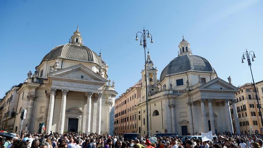 Michela Murgia, migliaia ai funerali tra lacrime e applausi