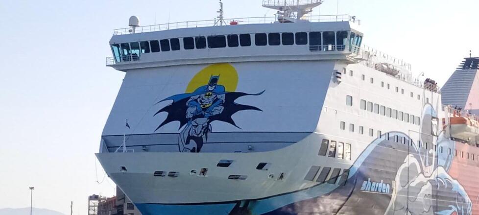 Nella foto la nave Sharden della Tirrenia che nella notte di giovedì si è scontrata con il motopesca al largo di Capo Figari