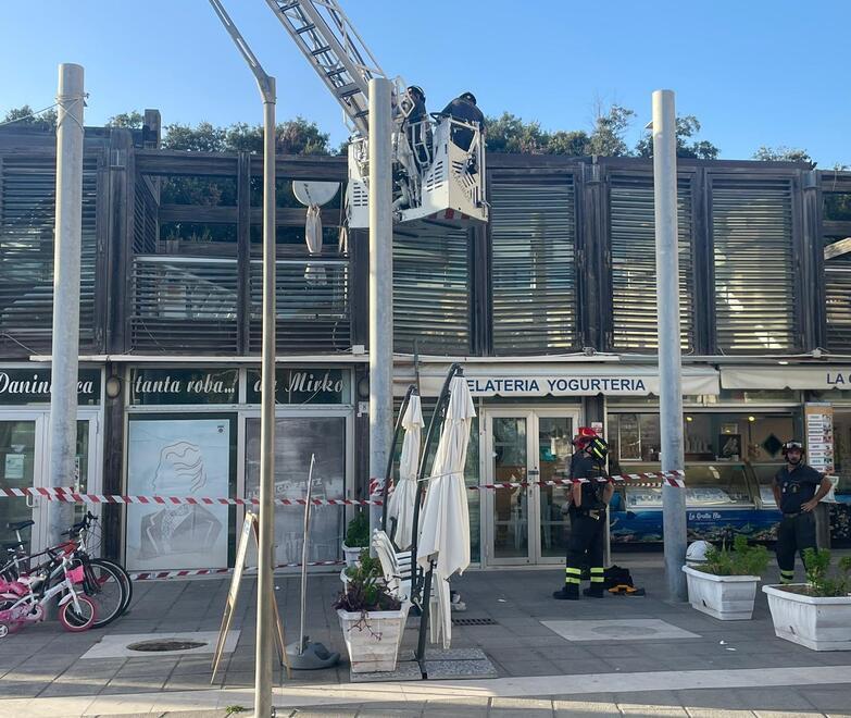 L’intervento dei vigili del fuoco fuori dalla baracchina di viale Italia 8