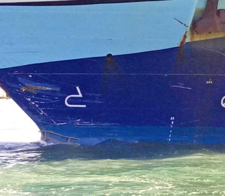 La prua dello Sharden con attaccata un pezzo del motopesca Ale Max II