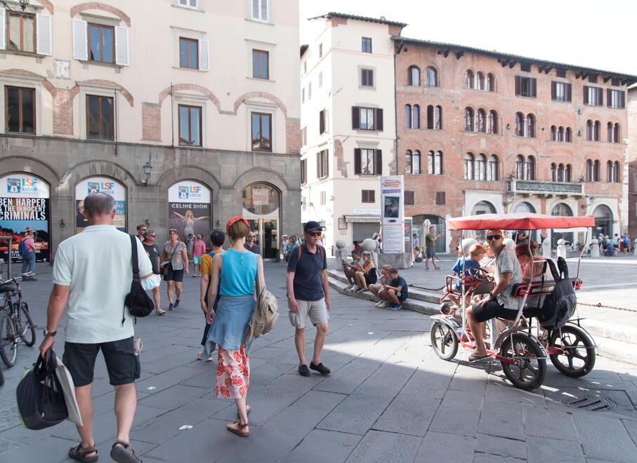 Turisti in piazza San Michele