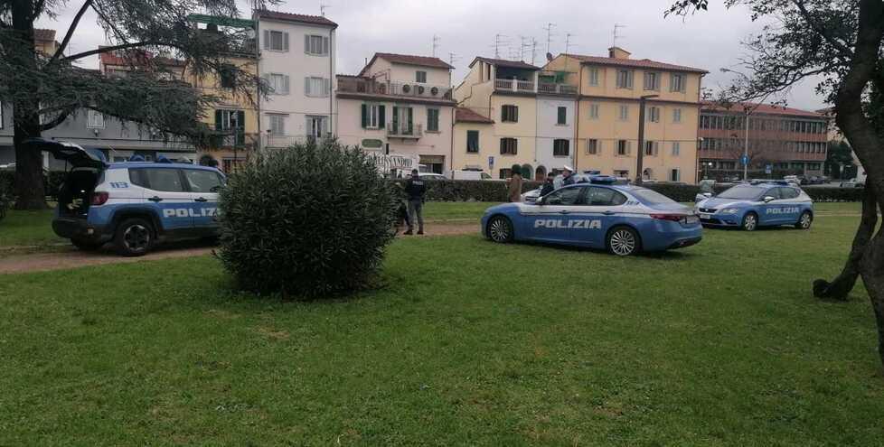 Poliziotti della Squadra volanti della questura in piazza della Resistenza