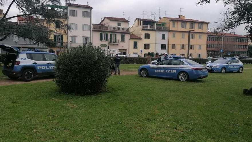 Poliziotti della Squadra volanti della questura in piazza della Resistenza