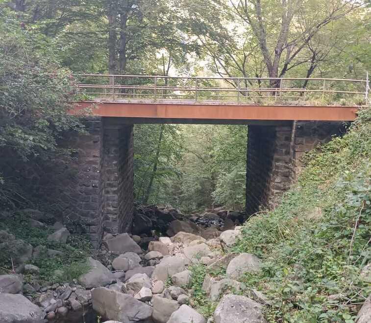 Il ponte che passa sul Rio Piastroso