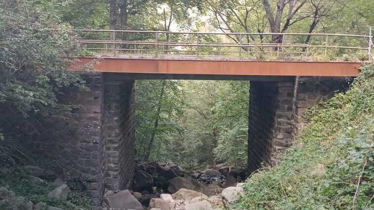 Il ponte che passa sul Rio Piastroso