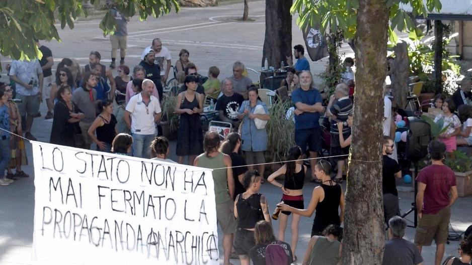 Un momento del comizio degli anarchici che si è svolto ieri pomeriggio in piazza Gramsci a Carrara (Foto Claudio Cuffaro)