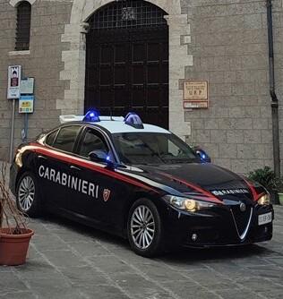 Piombino, picchia gli amici della madre col mattarello: arrestato 24enne