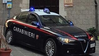 Piombino, picchia gli amici della madre col mattarello: arrestato 24enne