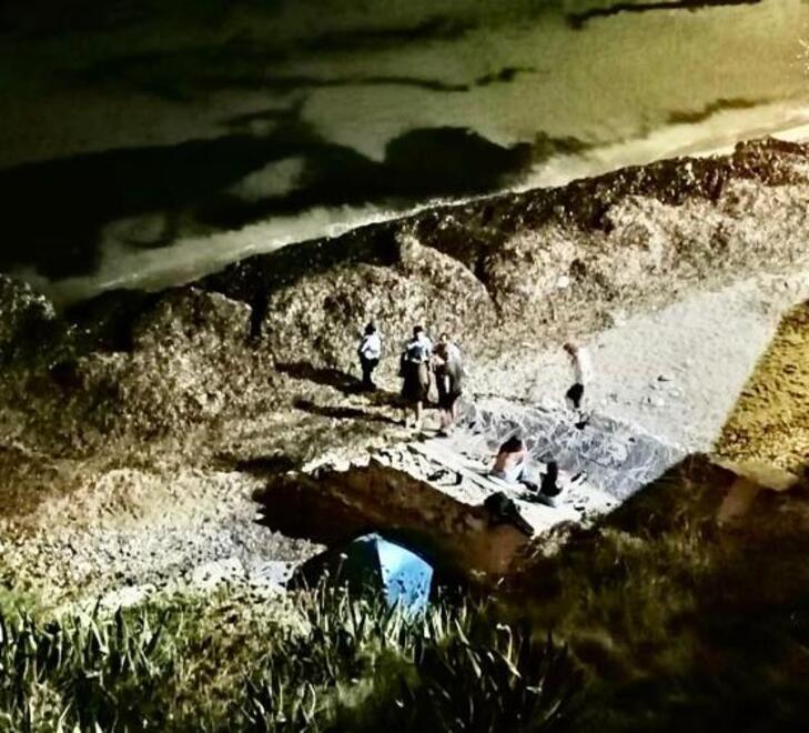 La tenda scoperta sulla spiaggia sotto il viale del Popolo
