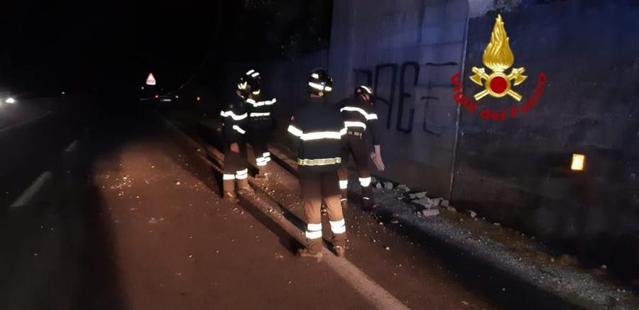 Sull’Aurelia il cavalcavia perde pezzi di cemento, danneggiate una decina di auto e paura per gli automobilisti