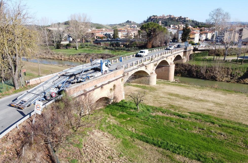 Il ponte sul fiume Elsa