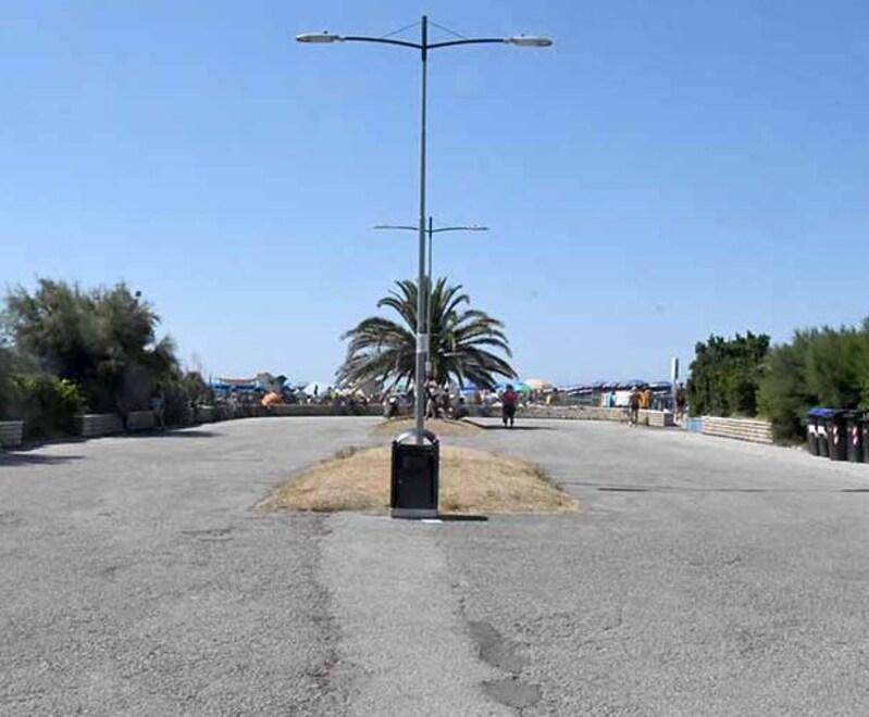 L’ingresso per la spiaggia libera della Rotonda dove tra venerdì e sabato notte si è svolta una festa con musica a tutto volume