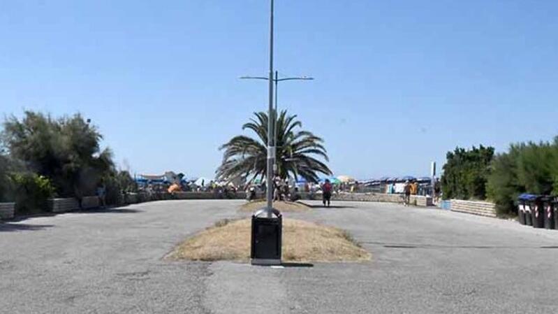 L’ingresso per la spiaggia libera della Rotonda dove tra venerdì e sabato notte si è svolta una festa con musica a tutto volume
