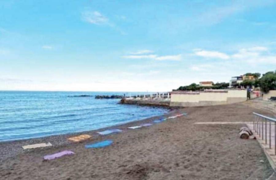
	Asciugmani stesi &ldquo;in prima fila&rdquo; nella spiaggia di Caletta

