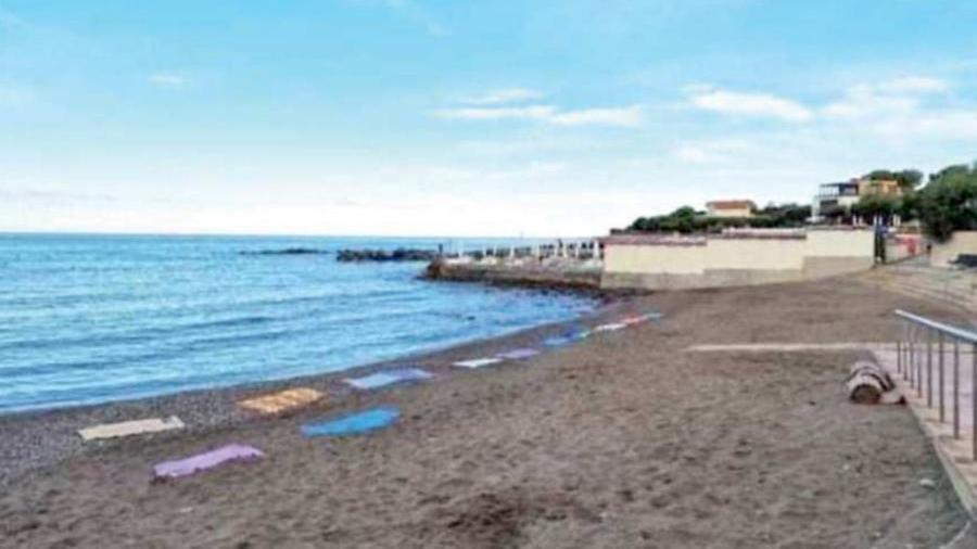 Asciugmani stesi “in prima fila” nella spiaggia di Caletta
