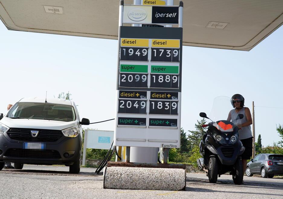 Nella foto un distributore di benzina