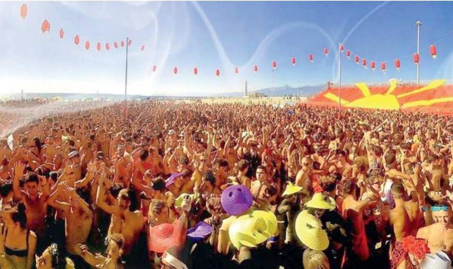 
	Si balla in spiaggia a Viareggio dalle 15,30 fino al tramonto con il beach party in tema &ldquo;Super eroi

