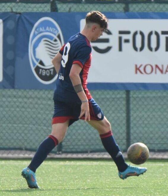 L’attaccante albanese Christian Kosiqi con la maglia del Cagliari