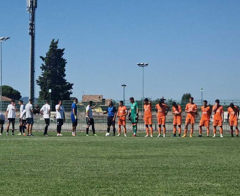 L’ingresso in campo di Pistoiese e Angelana nella amichevole di ieri