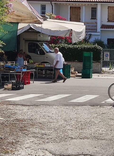Malore per un anziano a Lido Pomposa. Ma le bancarelle bloccano l’ambulanza