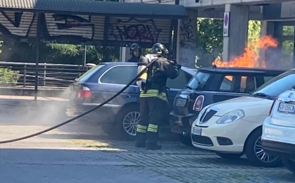 Scoppia un incendio Bmw station wagon distrutta dalle fiamme