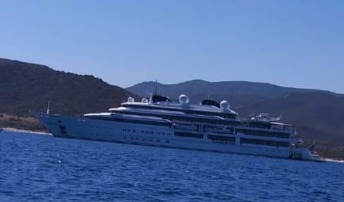 Un altro mega yacht a Cala Sinzias: stavolta è il Katara dell’ex emiro del Qatar