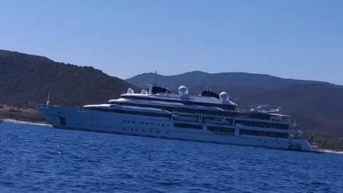 Un altro mega yacht a Cala Sinzias: stavolta è il Katara dell’ex emiro del Qatar