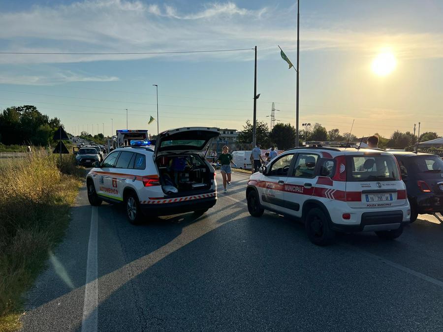 Incidente in via di Marina tra una moto e un pedone