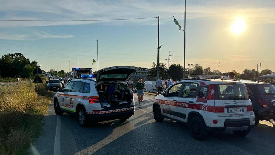 Incidente in via di Marina tra una moto e un pedone