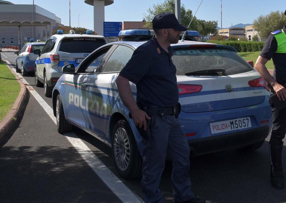 Olbia, tassisti abusivi all'aeroporto: giro di vite della polizia di frontiera