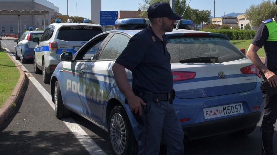 Olbia, tassisti abusivi all'aeroporto: giro di vite della polizia di frontiera