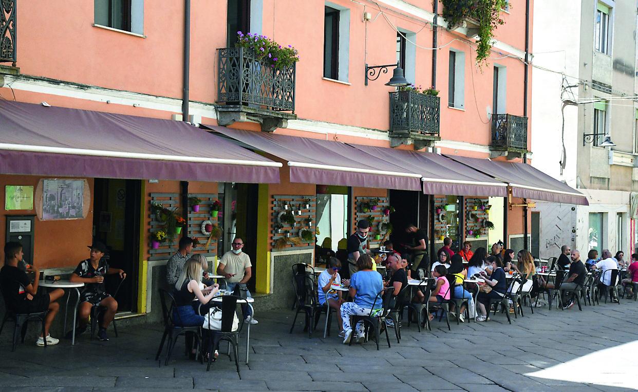 Nuoro, serrande alzate per Ferragosto: accordo tra ristoratori e baristi