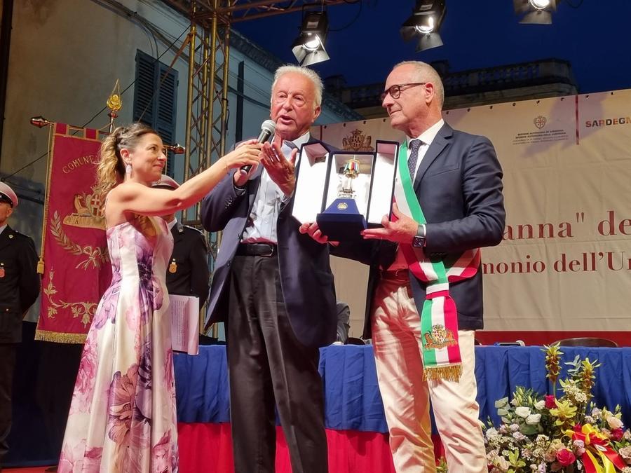 
	La consegna del Candeliere d'oro speciale a Mario Segni<em> (foto Mauro Chessa)</em>

