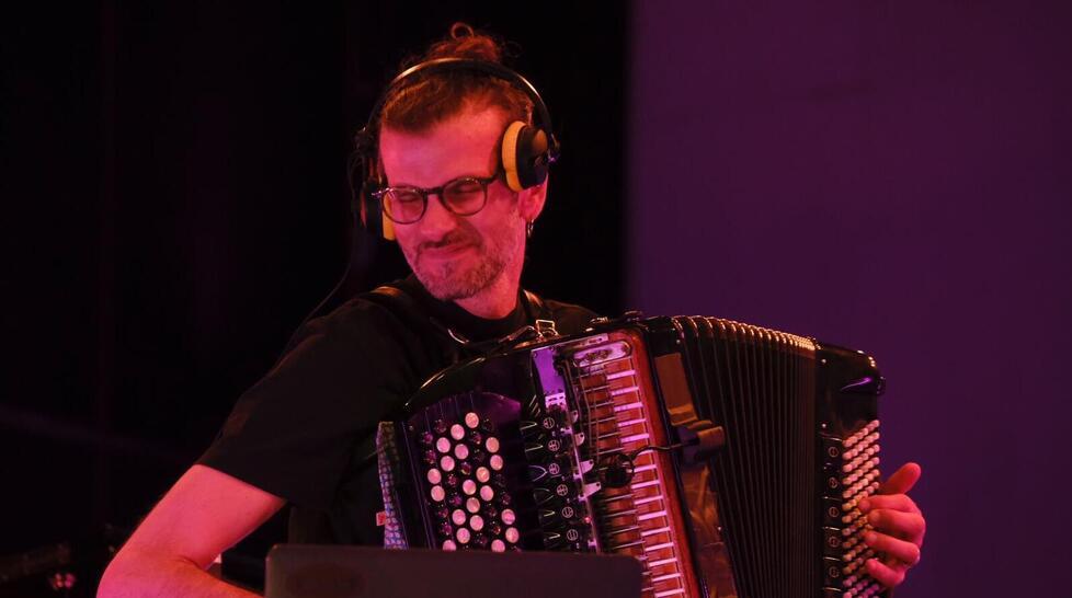 La fisarmonica controcorrente di Vincent Peirani “spettina” Berchidda
