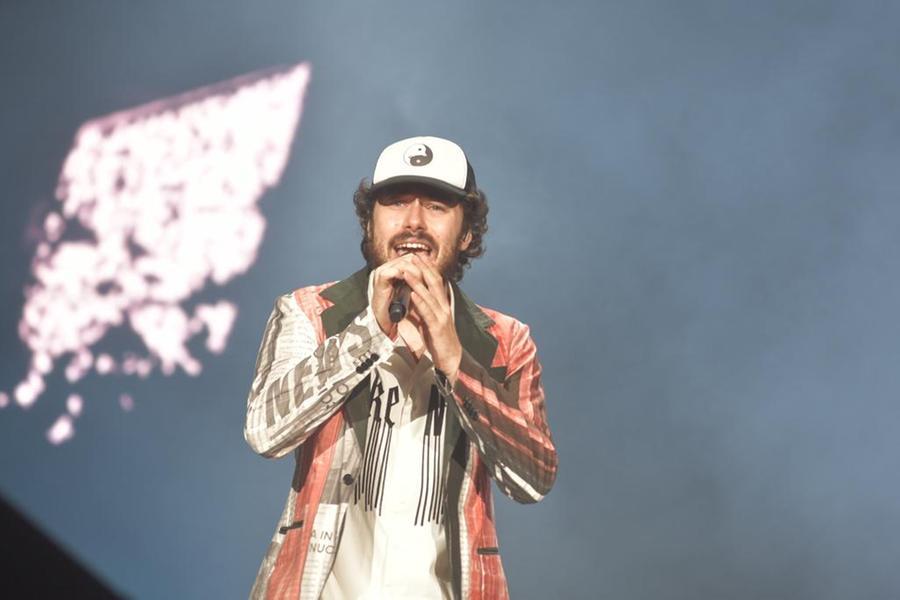 
	Riccardo&nbsp;Zanotti frontman dei Pinguini tattici sul palco del Red Valley <em>(foto Vanna Sanna)</em>


