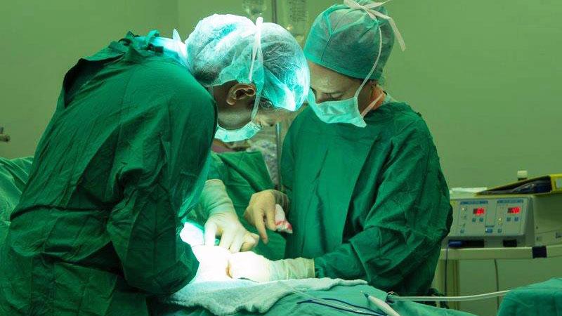L’intervento di chirurgia estetica al seno lascia gravi cicatrici, chirurgo condannato a risarcire
