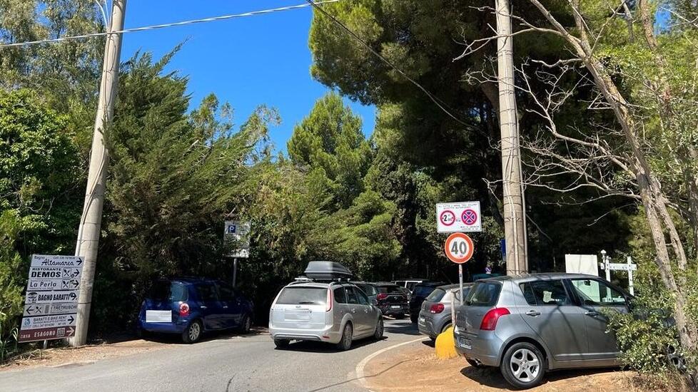 Ancora soste e campeggi abusivi. È l’assalto di Ferragosto a Baratti<br>