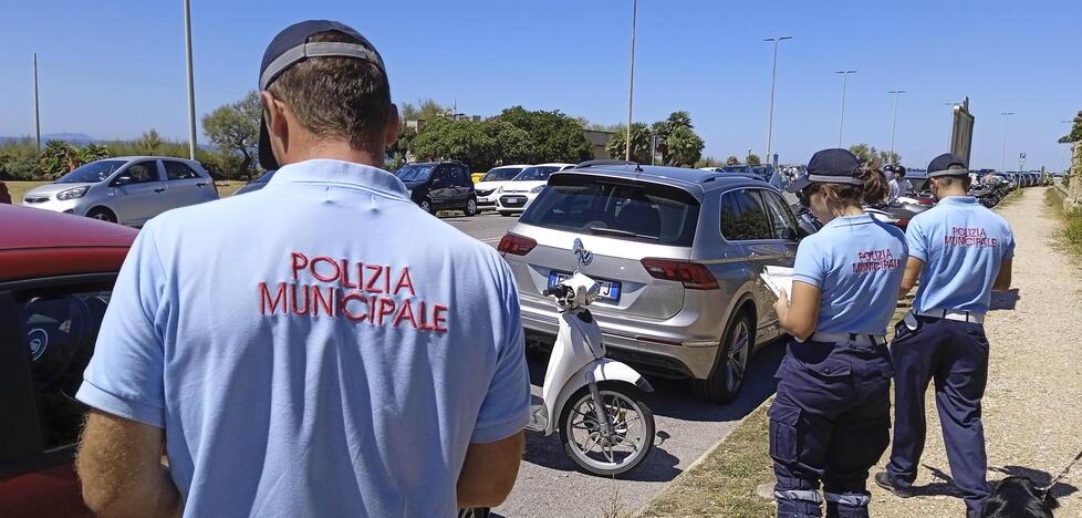 Slalom, inversioni e furbate. A Livorno per un parcheggio vicino al mare vale tutto