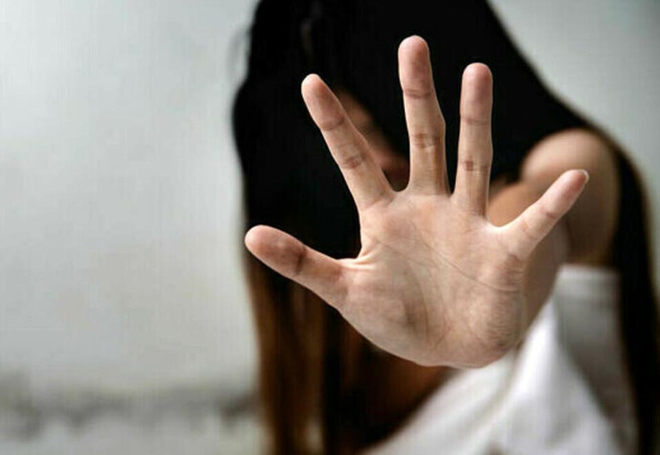 Firenze, sesso di gruppo con una 18enne ubriaca. Ci fu violenza, ma vengono assolti per «errata percezione del consenso»