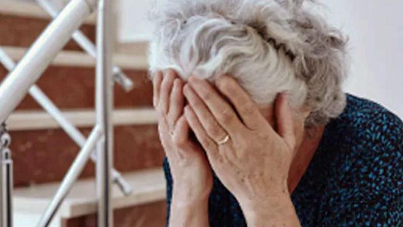 Empoli, prende a schiaffi la madre che non gli vuole dare i soldi