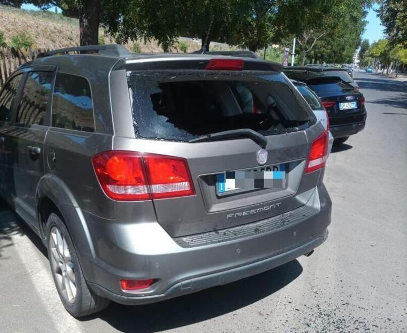Occhio alla sosta in viale Sonnino. Un’altra macchina presa a sassate<br>
