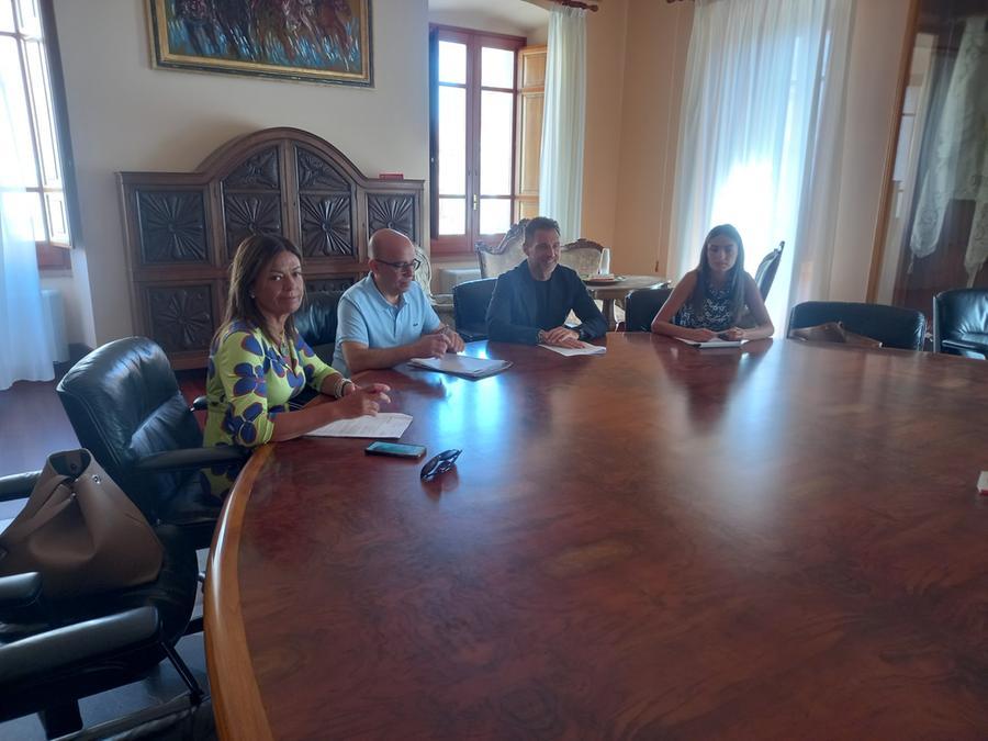 
	Da sinistra Maria Bonaria Zedda, il sindaco Massimiliano Sanna, Simone Prevete e Carmen Murru

