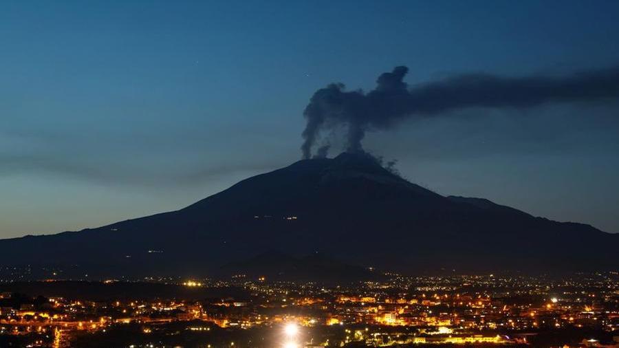 Catania, eruzione dell’Etna: aeroporto chiuso fino alle 20